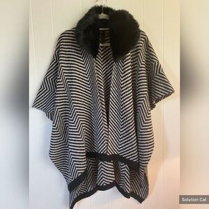 Modena Cape Shawl Women’s OSFM Black & White Geometric Pattern Faux Fur Collar